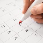 Main entourant date actualisation Pôle emploi sur calendrier